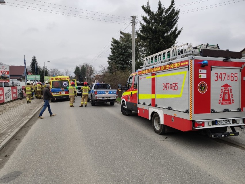 Wypadek w Jedliczu na ul. Manierskiego. Zderzyły się cztery samochody, ranna została jedna osoba [ZDJĘCIA]