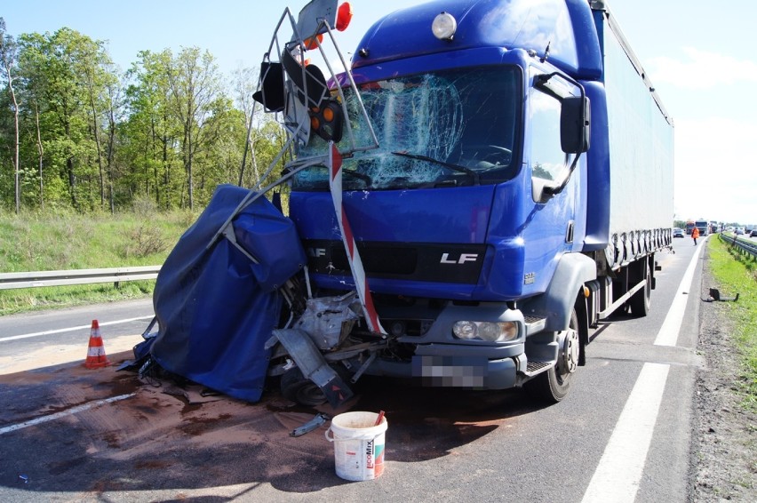 Wypadek na DK 1 pod Kamieńskiem. Tir wjechał w ekipę wykonującą roboty drogowe