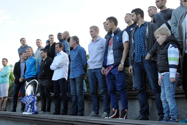 Sześć lat temu na Wyspie Młyńskiej bydgoszczanie świętowali zdobycie Pucharu Polski przez piłkarzy Zawiszy. 2 maja w Warszawie na Stadionie Narodowym niebiesko-czarni pokonali Zagłębie Lubin po rzutach karnych 6:5. To był największy sukces bydgoskiego klubu. Dzień później na Wyspie Młyńskiej zebrało się kilka tysięcy bydgoszczan, którzy najpierw powitali zespół, a następnie mogli podziwiać okazałe trofeum. Nie obyło się bez pamiątkowych fotek oraz wzięcia autografów od piłkarzy.

Na kolejnych stronach zdjęcia z fety po zdobyciu Pucharu Polski na Wyspie Młyńskiej.