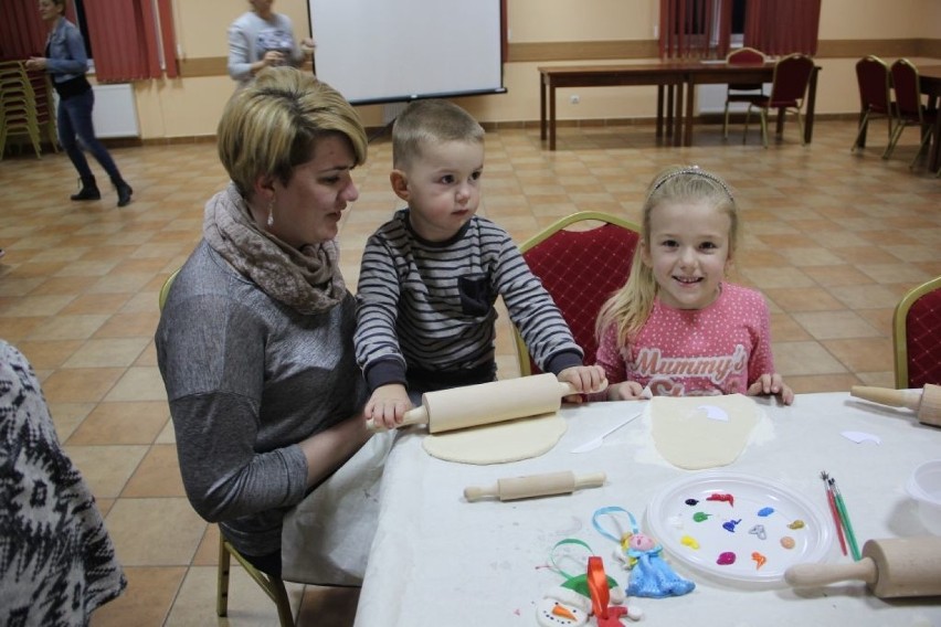 Najmłodsze dzieci robiły zawieszki na choinkę z masy solne