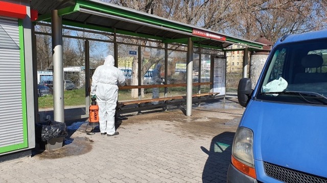 - W trosce o bezpieczeństwo pasażerów MPK Lublin dezynfekuje przystanki komunikacji miejskiej – wyjaśnia Opasiak