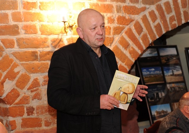 Leszek Sarnowski (pośrodku) w trakcie spotkania promocyjnego poprzedniego wydania "Prowincji"