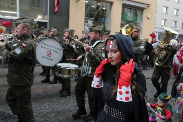 Pakujcie peleryny i kolorowe getry. Przystanek Woodstock wzywa.