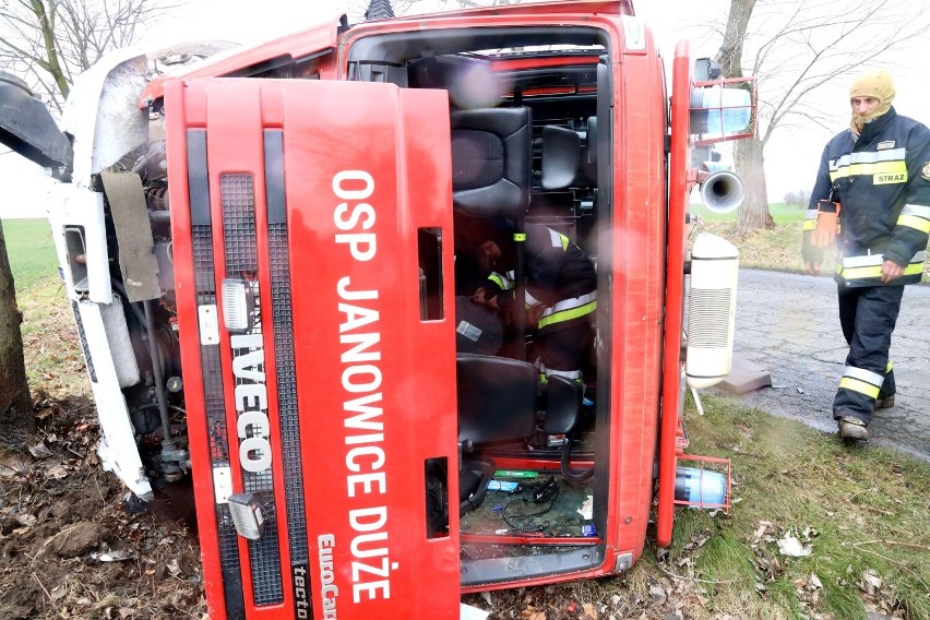 Wypadek wozu strażackiego tuż za Legnicą. Cztery osoby ranne, zobaczcie zdjęcia