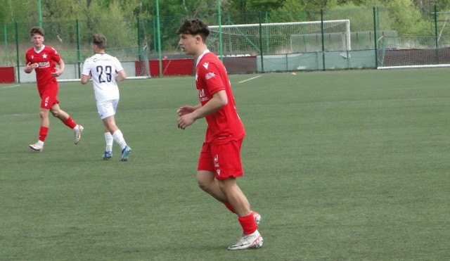 Filip Baniowski podczas kwietniowego meczu Wisły Kraków z Górnikiem Zabrze w CLJ U-19 na boisku w Myślenicach
