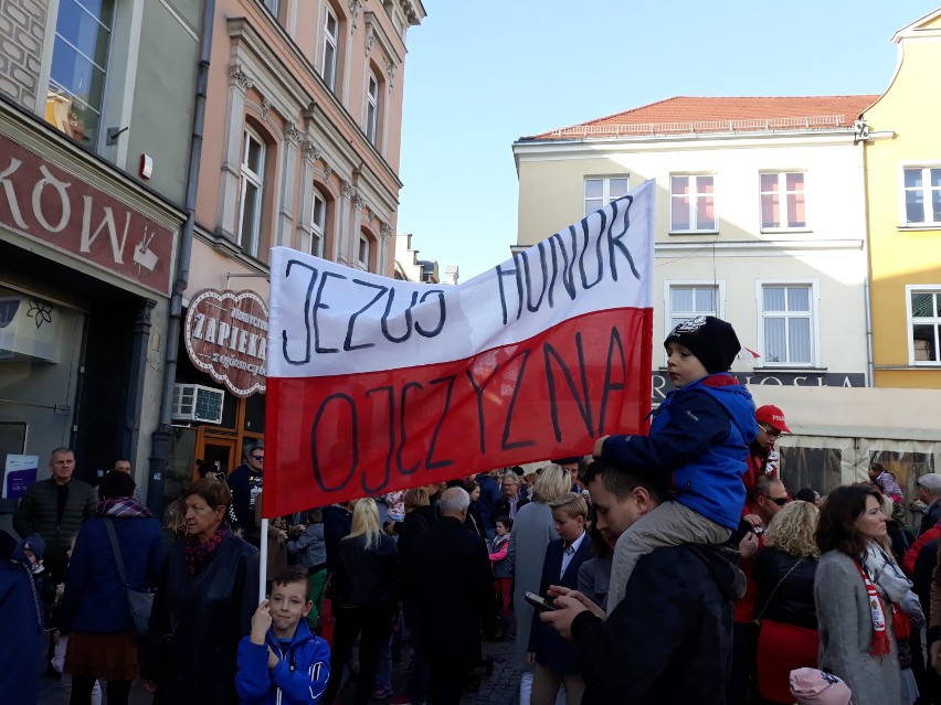 Punktualnie w południe Polacy zaśpiewali hymn. Zobaczcie jak to wyglądało w Gliwicach [ZDJĘCIA]