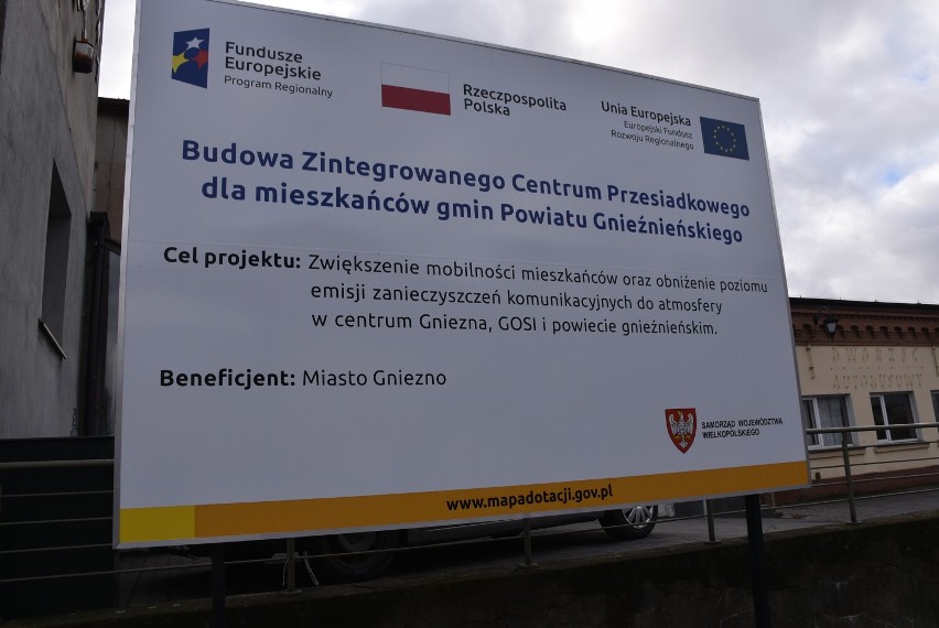 Gniezno. Przy dworcu PKP ubyło ok.100 darmowych miejsc postojowych. Miasto: ale zrobiliśmy parking darmowy na 90 miejsc