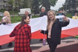 Obchody Święta Flagi w Jastrzębiu-Zdroju! Mieszkańcy nieśli kilkusetmetrową flagę ulicami miasta. Zobacz ZDJĘCIA