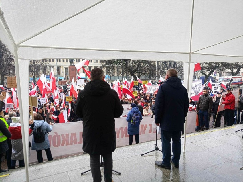 Protest Wolnych Polaków przed Urzędem Wojewódzkim w Katowicach