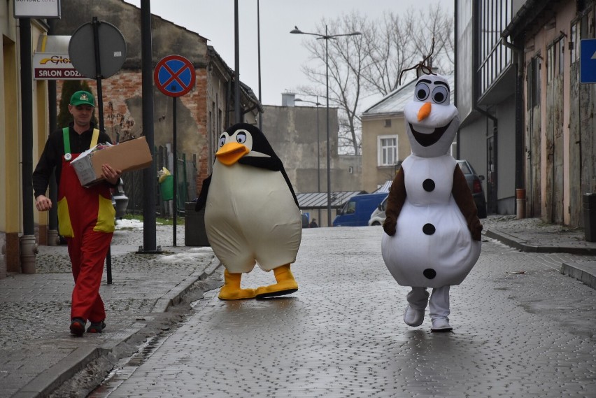 Gorlice. Olaf i Pingwin ze Zwariowanych składali gorliczanom noworoczne życzenia. Było przy tym dużo śmiechu [ZDJĘCIA]