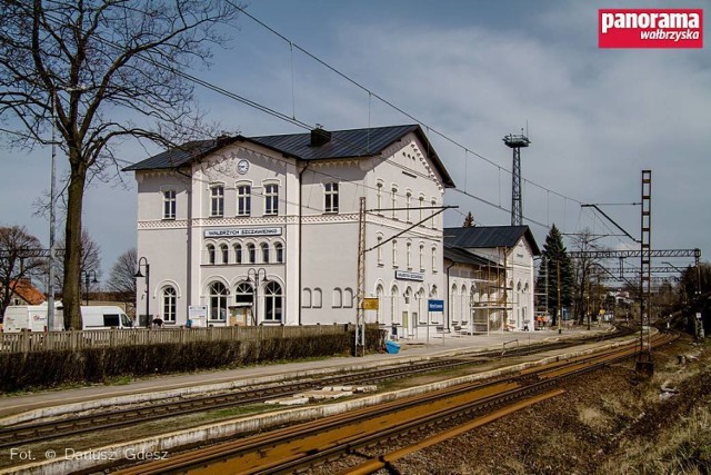 Galeria zdjęć dworca kolejowego Wałbrzych Szczawienko przed i po remoncie