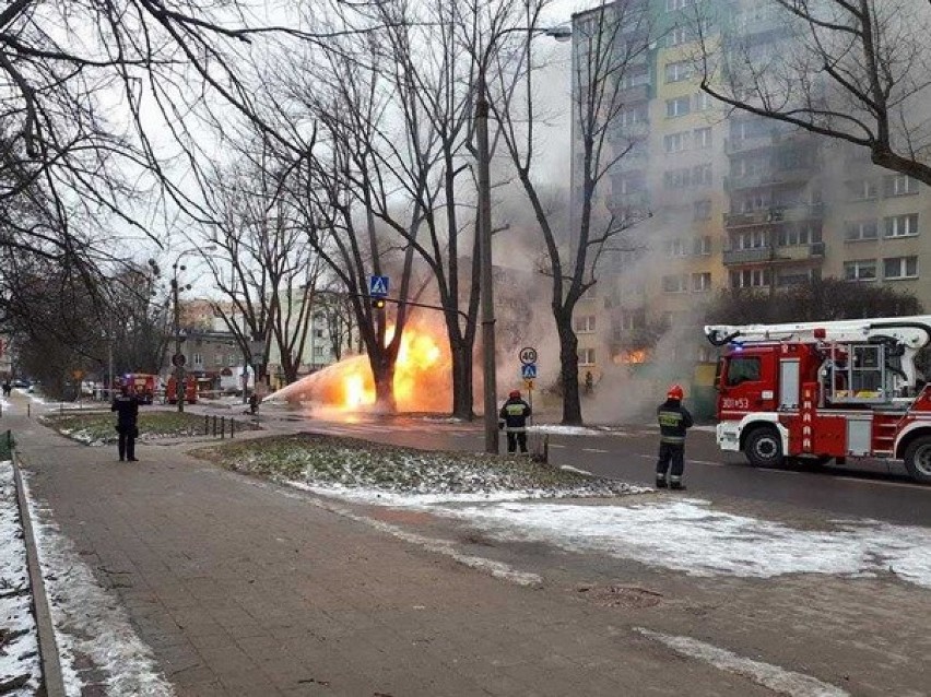 Pożar gazociągu na Bałutach w Łodzi. Ewakuacja mieszkańców [ZDJĘCIA]