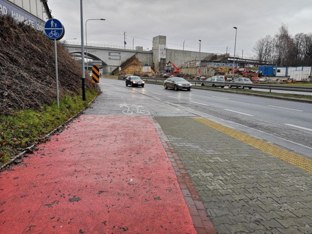 Ze ścieżki rowerowej zrobili parking. Mieszkańcy protestują "Nie ma zgody na pogorszenie standardu prawie wszystkich dla wygody garstki"