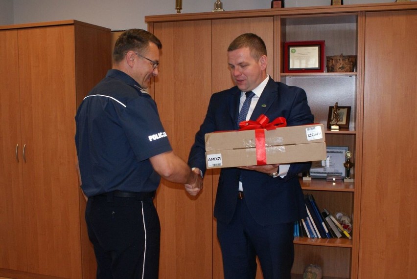 Rejonowy Bank Spółdzielczy w Lututowie przekazał wieruszowskiej policji dwa laptopy