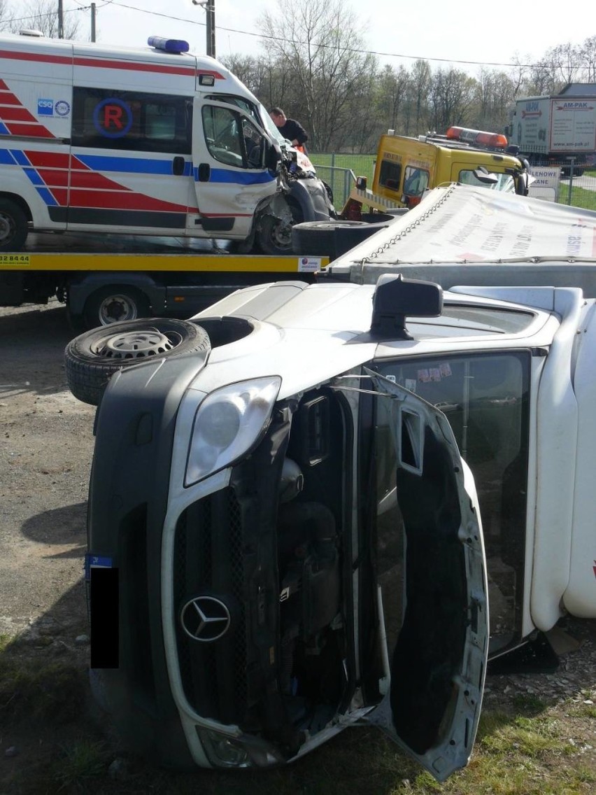 Siedlec. Auto wjechało w karetkę przewożącą pacjentkę