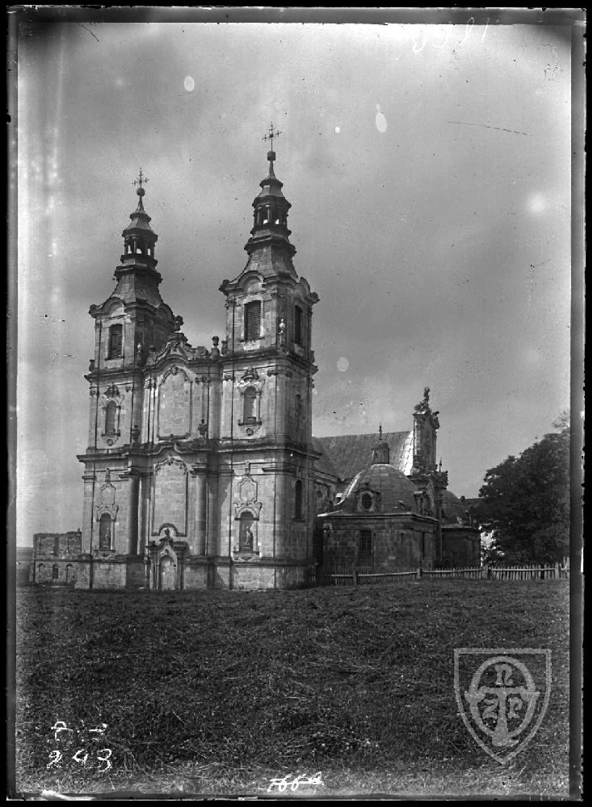 Widok na Archiopactwo Cystersów w Jędrzejowie, kościół...