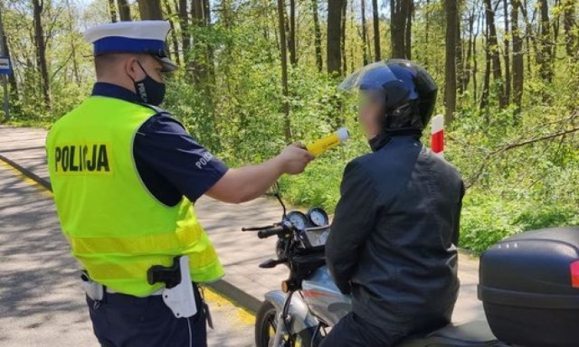 W kwietniu ruszyła ogólnopolska akcja "Jednośladem bezpiecznie do celu”. Policjanci dbają o to, by użytkownicy jednośladów byli odpowiednio przygotowani do sezonu. Sprawdzają też prędkość ich poruszania się i stan trzeźwości kierowców i rowerzystów.