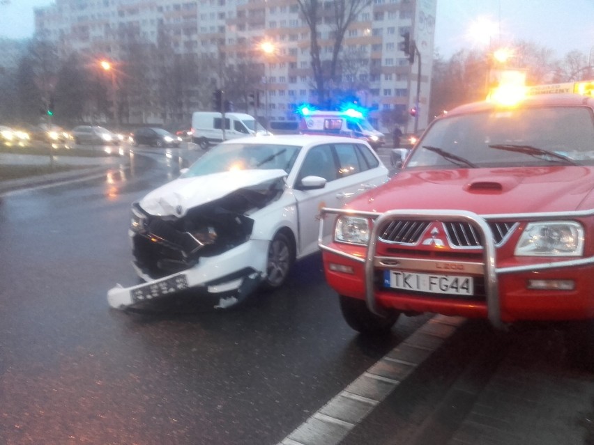 Karambol w centrum Kielc. Pięć aut uszkodzonych. Gigantyczne korki (ZDJĘCIA)