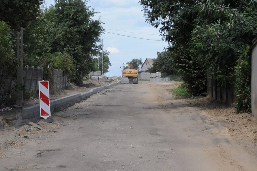 Droga w Dąbrowie Wielkiej jest gruntownie przebudowywana....