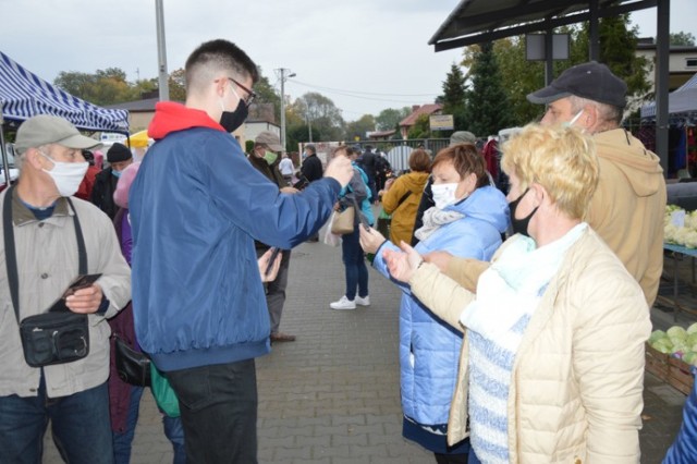 Na targowisku przy Mickiewicza w Zduńskiej Woli Lewica rozdawała maseczki. Ustawiały się kolejki.W ciągu niespełna 10 minut rozdane zostało 100 sztuk