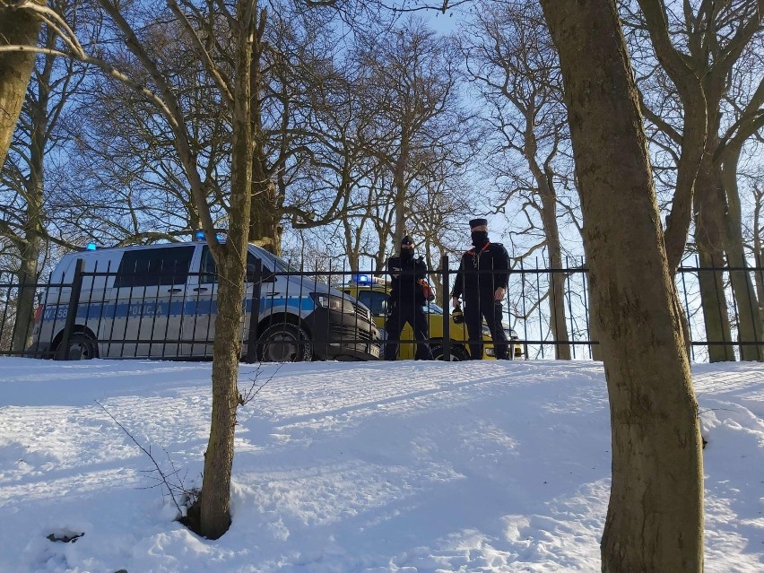 Policja z Kołobrzegu kontroluje zamarznięte akweny. Nie wchodźmy na lód!