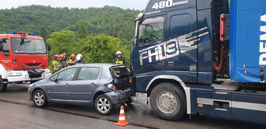 Zderzenie osobówki z ciężarówką zblokowało drogę w dolinie Dunajca. Trzy osoby ranne