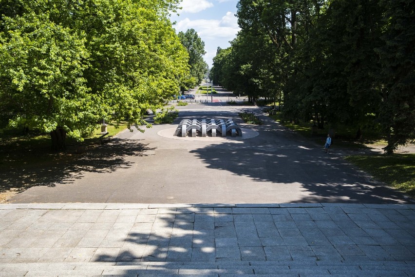 Chodzi o rozległy park, który rozpoczyna się na tyłach...