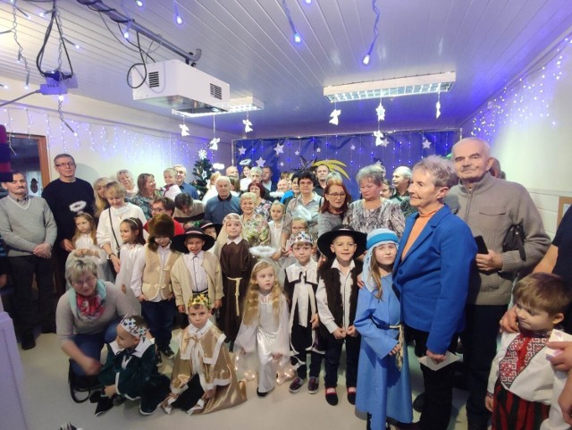 Dzieci z Przedszkola numer 1 w Jędrzejowie wspólnie ze swoimi babciami i dziadkami spędzili Dzień Babci i Dziadka