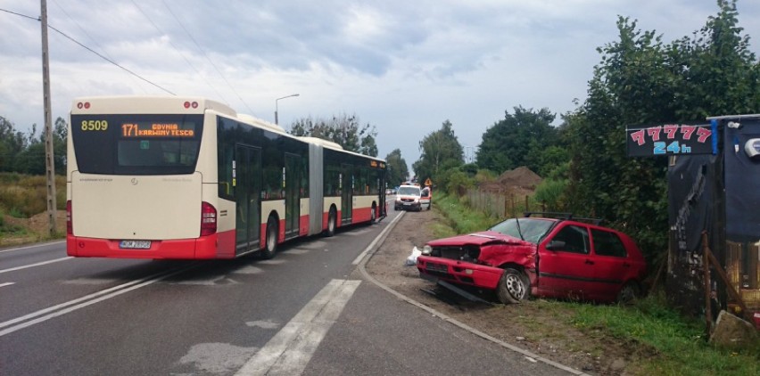 Wypadek w Chwaszczynie - vw golf kontra autobus komunikacji miejskiej ZDJĘCIA
