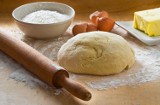 Jak upiec chleb? Wypróbuj domowy chleb z formy, szybki i łatwy bochenek bez drożdży i przepis na bułki z ziarnami