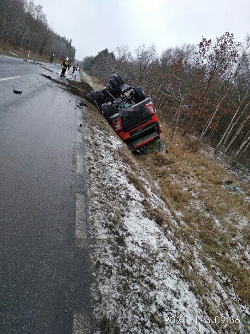 Przewrócona cysterna na drodze wojewódzkiej nr 181