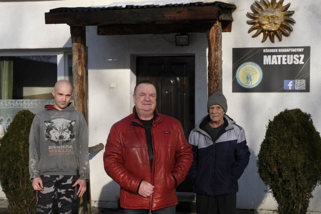 Waldemar Dąbrowski z podopiecznymi przed domem "Mateusz"