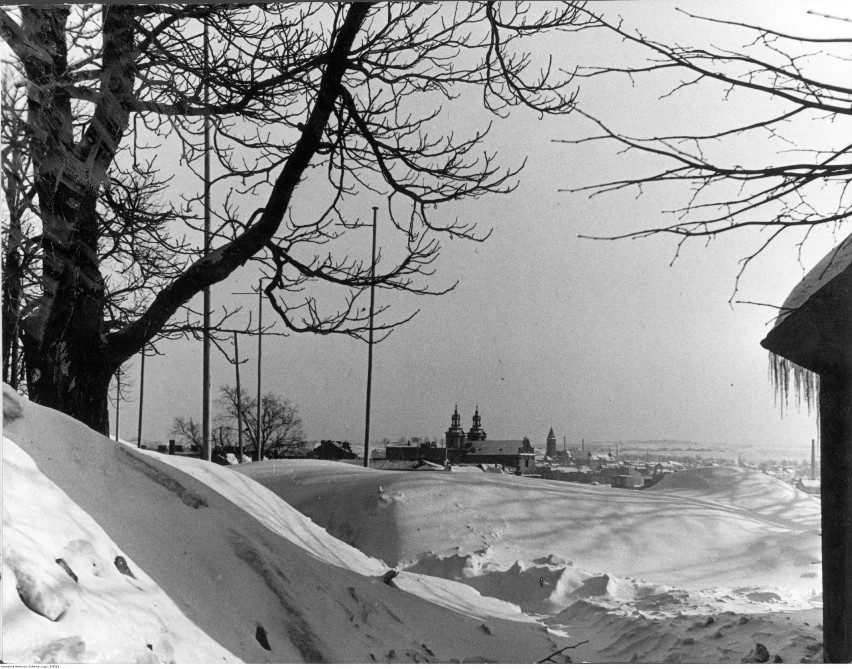 1939-1945 - widok z oddali na kościół św. Michała Archanioła...