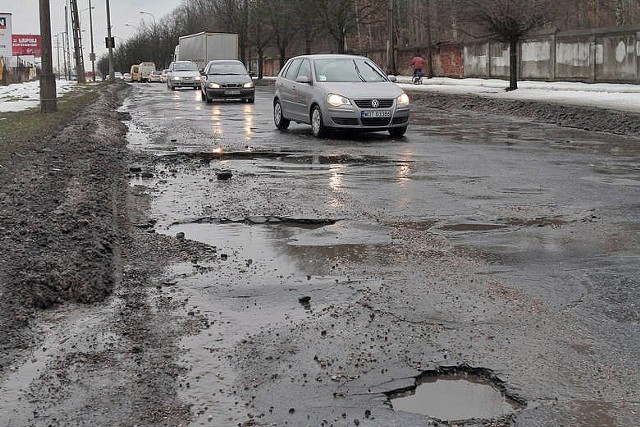 Łódzkie ulice dziurawe jak ser! Już 157 kierowców domaga się odszkodowań za uszkodzone auta.