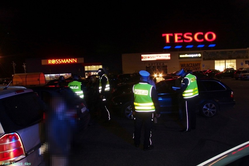 Protest kobiet w Stargardzie. Samochodowy wyjazd spod Tesco. Policja spisywała uczestników