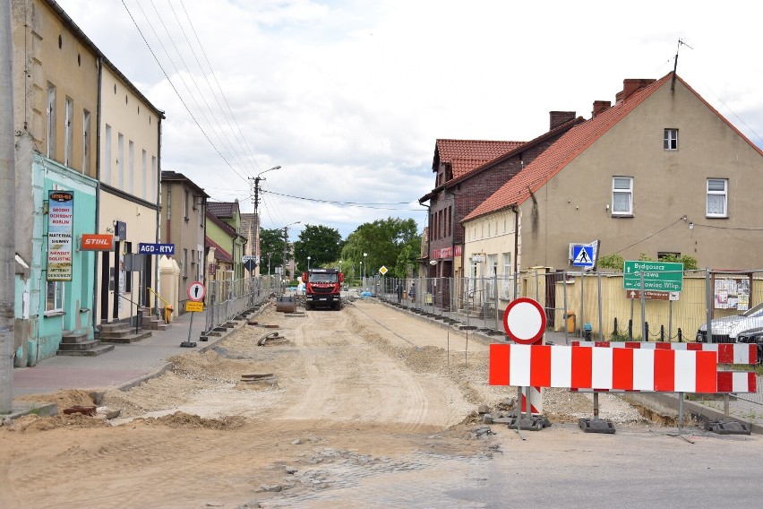 Prace w centrum Rogowa. Inwestorem jest Powiat Żniński