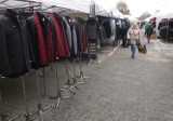 Modne kurtki i płaszcze na targowisku Korej w Radomiu. Radomianie szukają ciepłej odzieży na zimę. Zobacz zdjęcia
