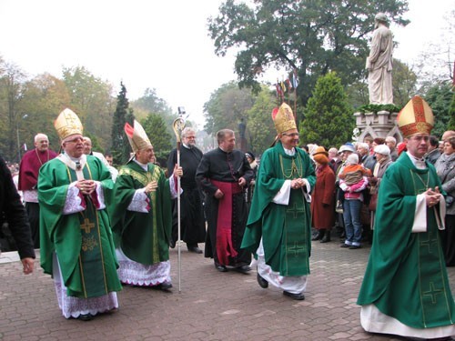 Niedzielnej uroczystości  przewodniczył abp Józef Kowalczyk, nuncjusz apostolski w Polsce.  W uroczystościach wzięli udział m. in. biskupi pomocniczy archidiecezji częstochowskiej.