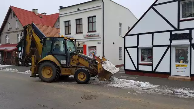 W Helu rozpoczęli sprzątnie zasp i pośniegowego błota z ulic