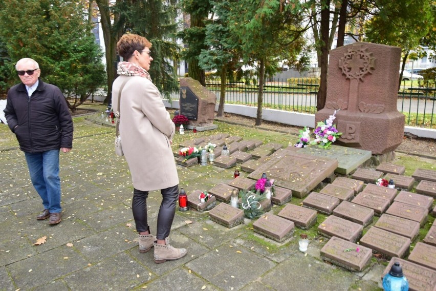 Cmentarz wojenny przy ulicy Targowej w Tarnobrzegu, 1...