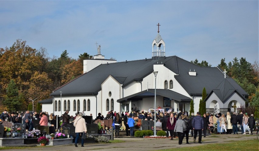Dzień Wszystkich Świętych na cmentarzach w Tarnobrzegu. Czas zadumy i wspomnień o tych, którzy odeszli. Zobacz zdjęcia z nekropolii