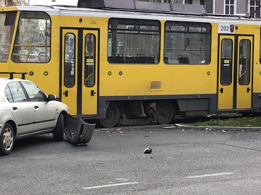 Kolizja samochodu osobowego z tramwajem na Bohaterów Warszawy 
