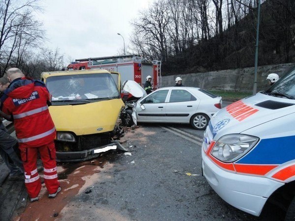 Zderzenie forda i citroena na ul. Tarnowskiej zablokowało drogę [ZDJĘCIA]