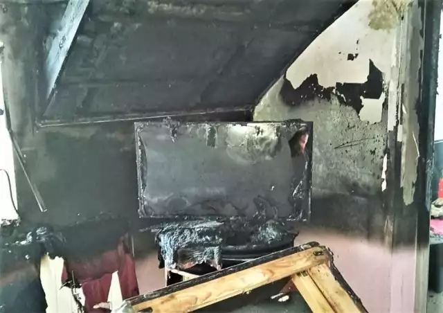 Tak wygląda pogorzelisko w domu w Jangrocie, w gminie Trzyciąż. Dwie rodziny straciły cały dobytek.