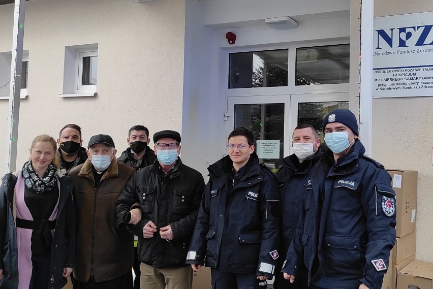 Wągrowiec. Strażacy i policjanci zawieźli dary do hospicjum w Wągrowcu 