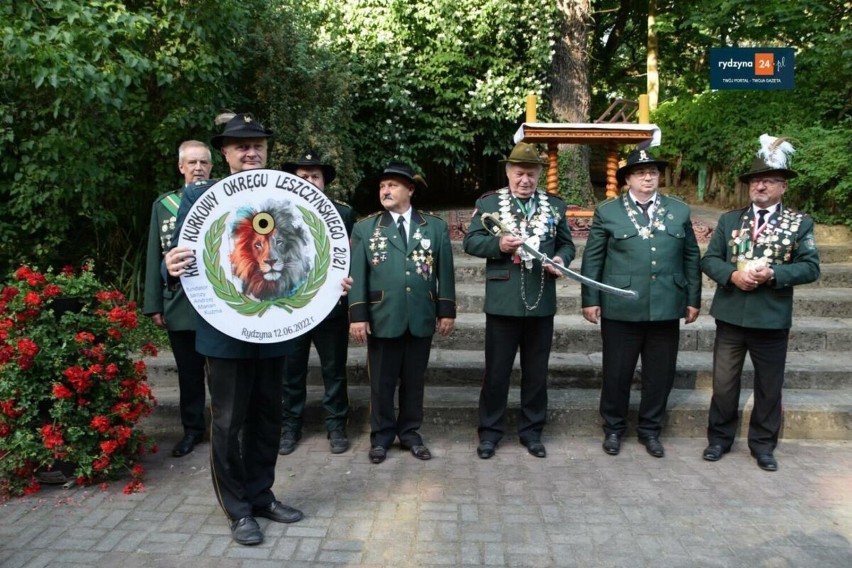 Bracia Kurkowi z Rydzyny świętowali jubileusz. Zgodnie z tradycją odbyły sią zawody strzelnicze. Królem został Jerzy Szwarczyński z Ponieca