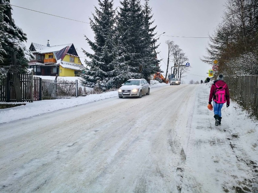 Zimą na Podhalu drogi są często zaśnieżone. Poruszanie się...