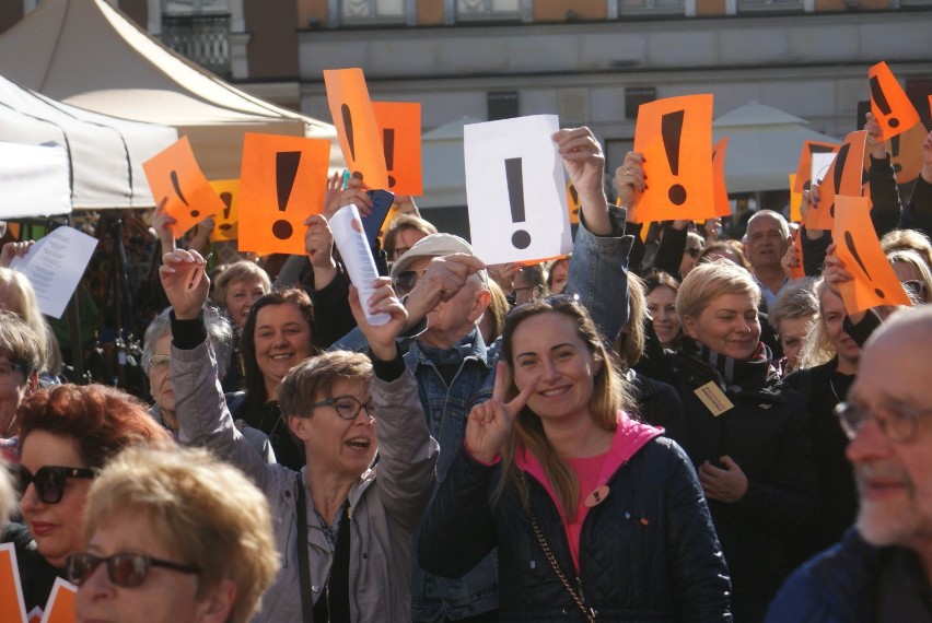 W Kaliszu odbyła się manifestacja wspierająca strajkujących...