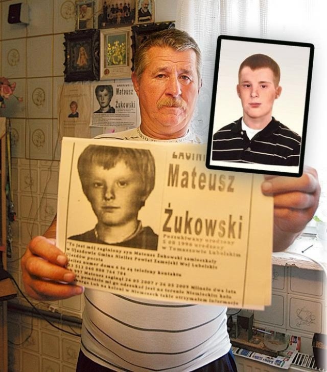Andrzej Żukowski ze zdjęciem syna i wizualizacją jak chłopiec mógłby wyglądać parę lat po zaginięciu