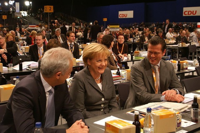 Karl-Theodor zu Guttenberg (z prawej) w rozmowie z Angelą Merkel i Peterem Ramsauerem